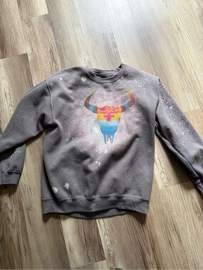 Women’s Gray Crewneck Sweatshirt with Southwestern Bull Skull Graphic